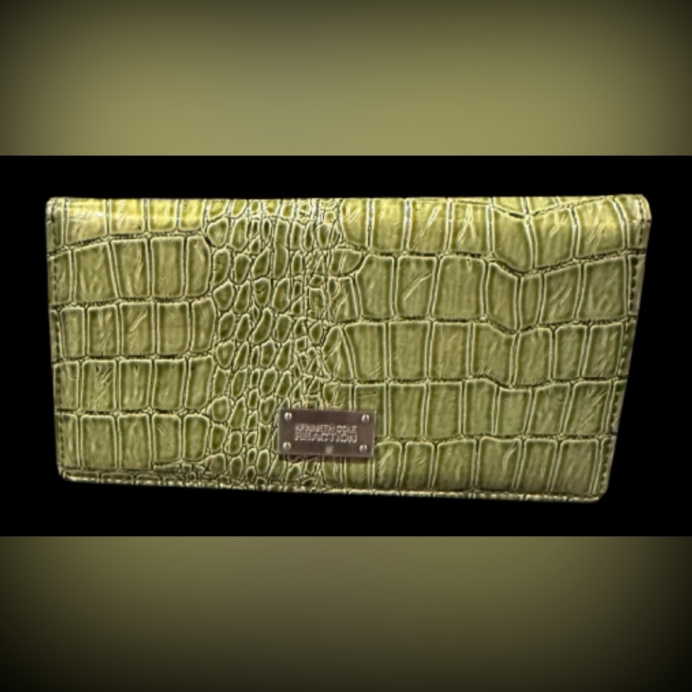 Elegant Kenneth Cole Reaction Green Crocodile-Embossed Women's Wallet